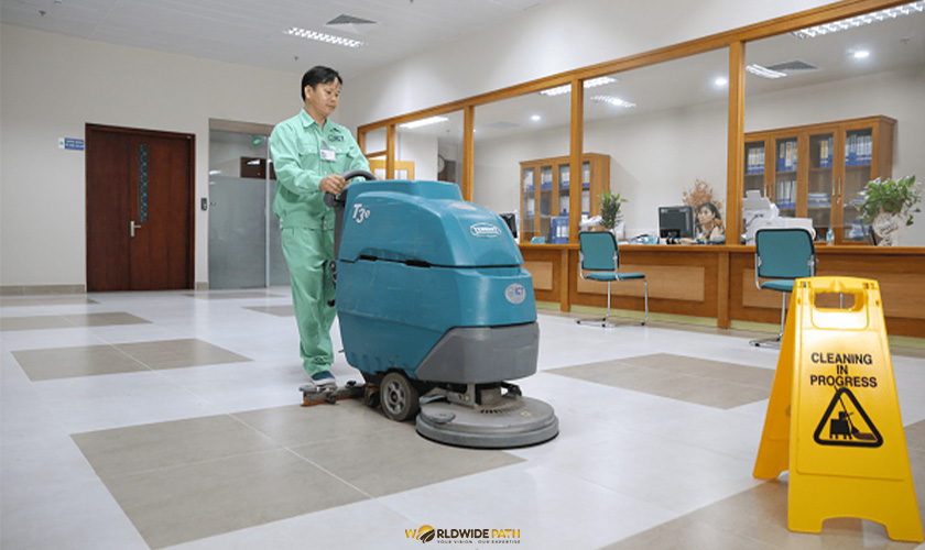 Nhân viên dọn dẹp vệ sinh
